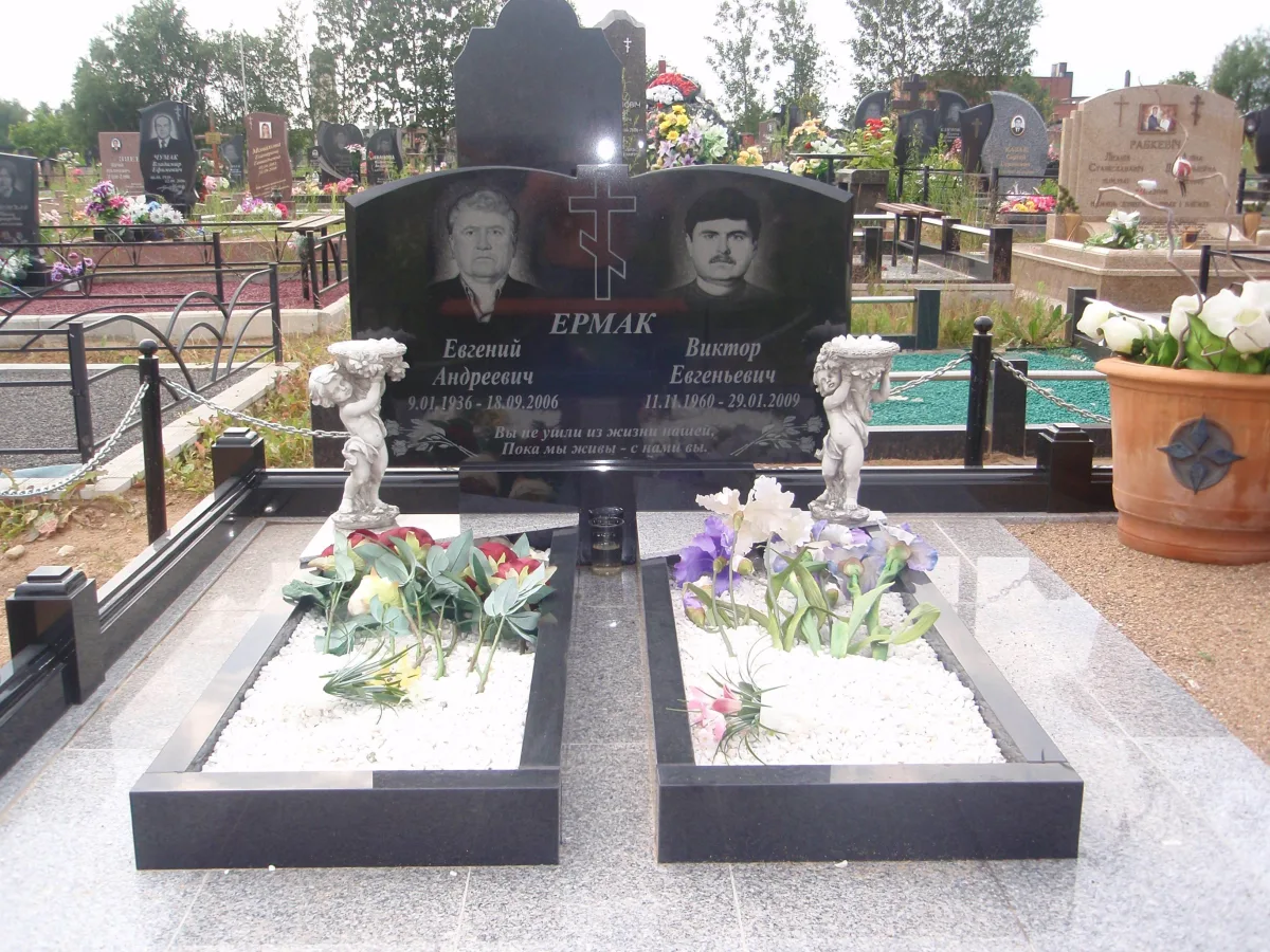 Двойной памятник с фигурами ангелов